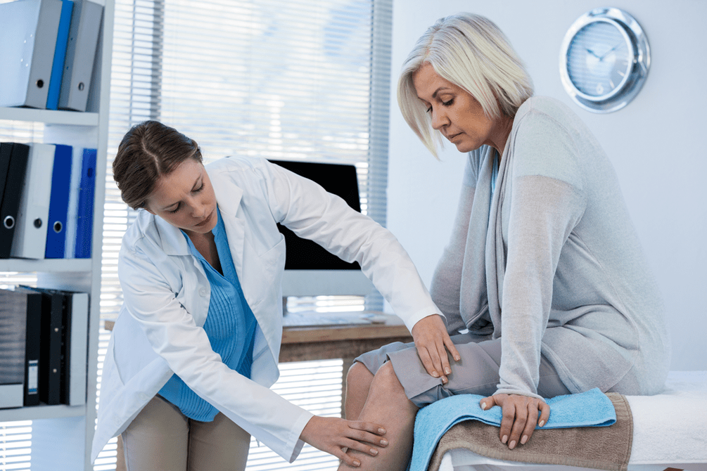 A patient with osteoarthritis in need of therapy is examined by a doctor